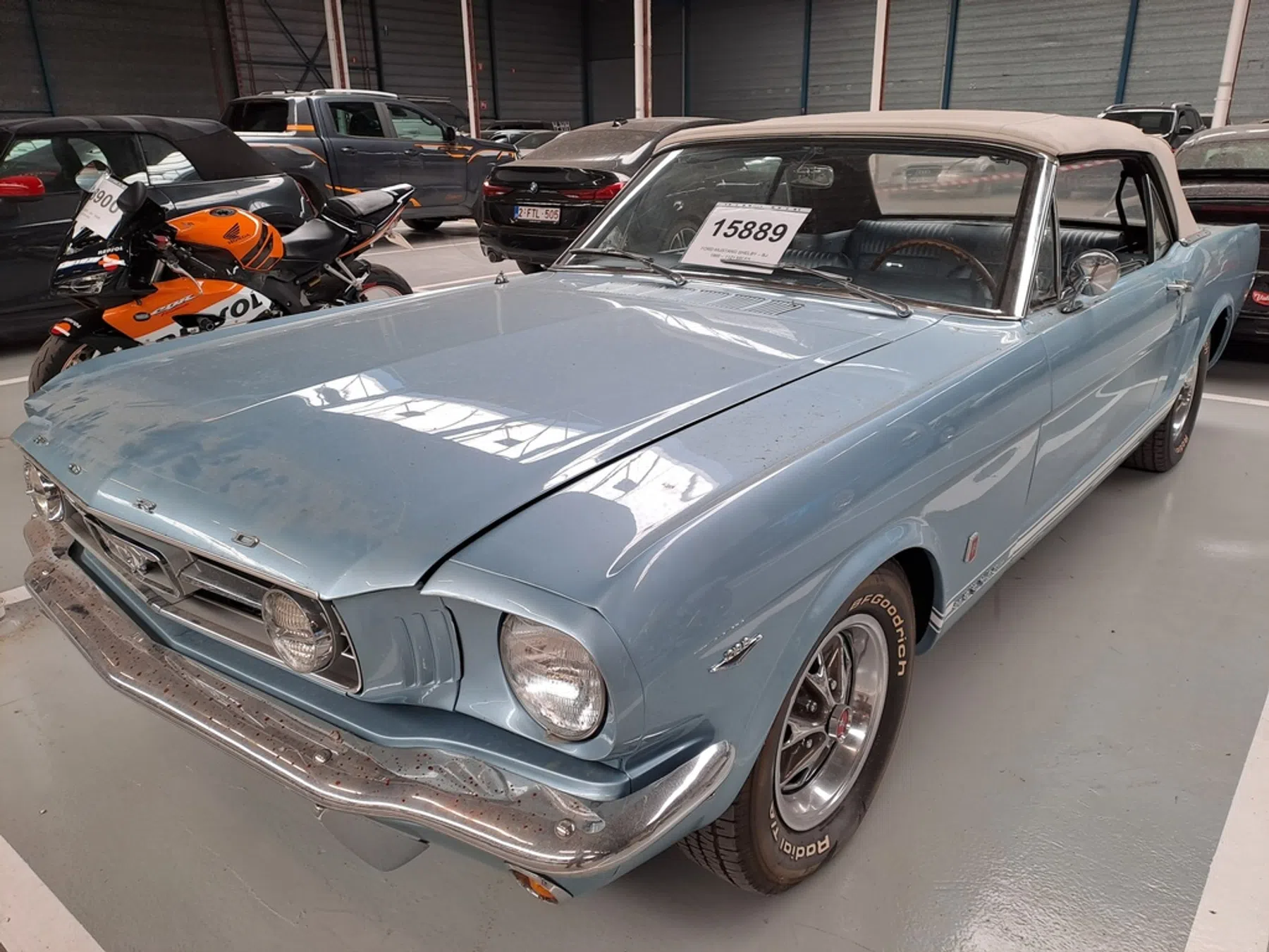 De favoriet van ondergetekende is toch deze Alpine. Het betreft een zeldzame Le Mans-uitvoering die je kunt herkennen aan de widebody en de übercoole ‘BBS’-velgen. Die zijn overigens niet geproduceerd door BBS, maar een kniesoor die daarop let. Onder de kap ligt de V6 Turbo uit de eerdere iteraties van dit model. Het vermogen van 185 pk is niet enorm indrukwekkend (ook niet voor 1993), maar deze auto wil je gewoon puur voor de looks hebben. En het is een zeldzaamheid: van de Le Mans zijn er maar 325 gebouwd. Ford Mustang Cabrio  De Belgen hebben nóg een Mustang in de aanbieding: een Cabrio uit 1966. Die is lang niet zo gewild als een Shelby GT500, maar toch is ook dit een gaaf apparaat. Er wordt melding gemaakt van schimmel aan de binnenkant van de kap en roest op de achterbumper, maar tegelijkertijd zien we een interieur dat gloednieuw oogt. Porsche 997 Turbo In de categorie ‘recent spul’ is er deze Porsche 997 Turbo. Deze is niet geheel standaard, want er zit een aftermarket spoiler op en de goudkleurige velgen zijn natuurlijk ook niet origineel. Wel leuk: deze auto is handgeschakeld. Dat is inmiddels al lang geen optie meer op een 911 Turbo. BMW M4 Competition Cabrio Deze BMW M4 komt sowieso van Stefanie S., want die was duidelijk te zien op de vrachtwagen. Het gaat om een M4 Competition Cabrio, met xDrive en 530 pk. De auto is nog maar een jaar oud en heeft 11.241 kilometer op de teller. De kleur is zo te zien Dravitgrau, wat een goudachtige glans heeft in direct zonlicht. Het interieur is ook fraai uitgevoerd met bruin leer. Mercedes-AMG GT 63 S Als er één auto is die je verwacht bij een fraudeur, dan is het wel een matzwarte AMG GT 4-Door. Sorry, maar deze auto heeft gewoon een ontzettend foute uitstraling. Verder is het wel een hele dikke beuker, met – in dit geval – 639 pk en 900 Nm aan koppel. Helaas zit er lelijke schade op de voorste en achterste wielkasten aan de rechterzijde. Misschien was deze auto toch iets te breed. Porsche 718 Boxster